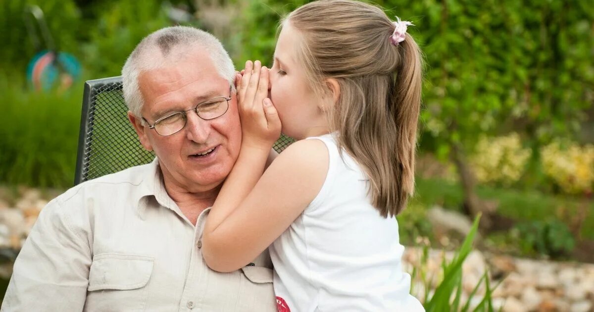 Grandpa daughter. Дедушка и внучка. Девочка с дедушкой. Дедушка с внучками. Дедушка и внук.