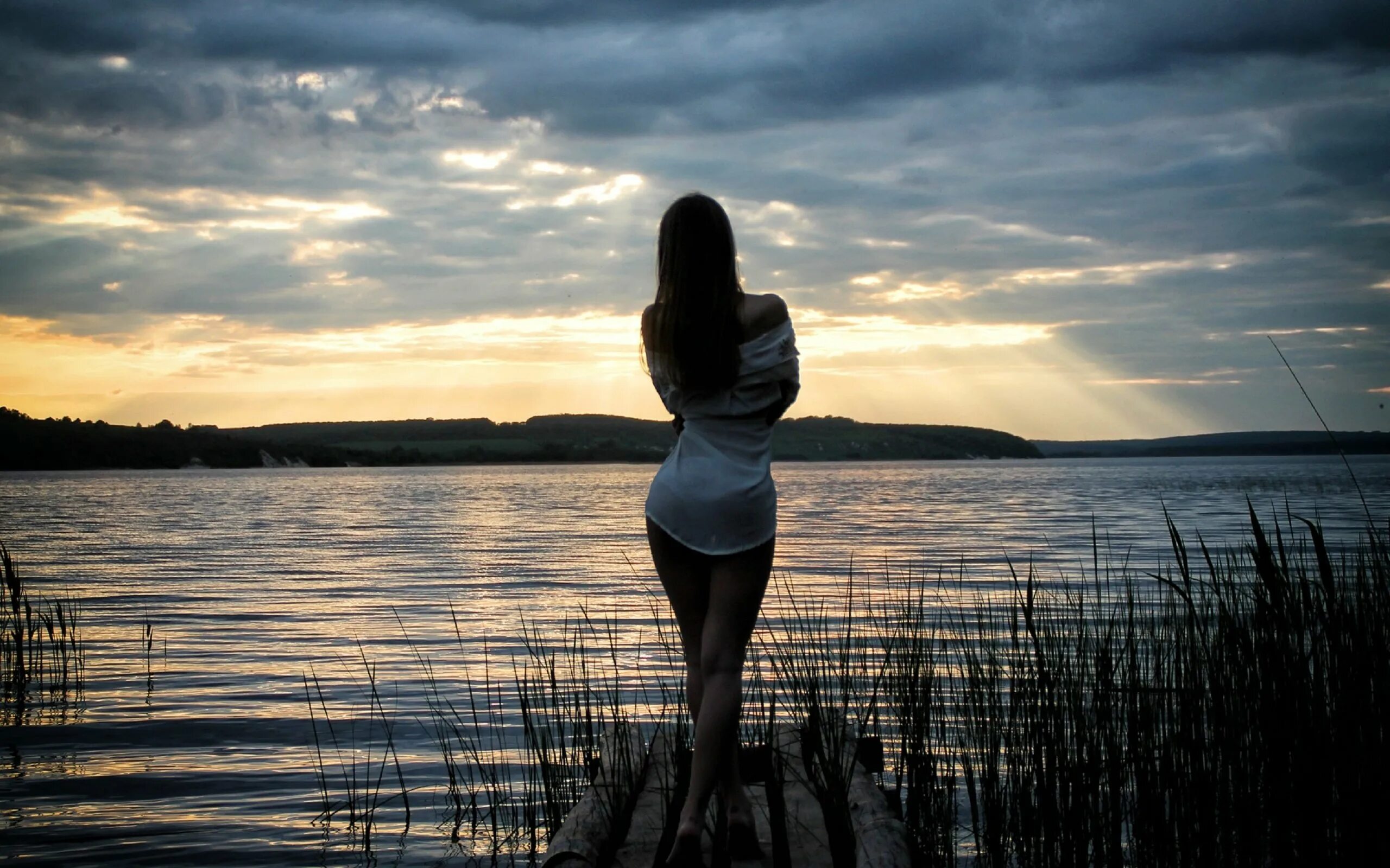 Девушка на берегу озера. Девушка возле реки. Девушка на закате у озера. Девушки на озере.