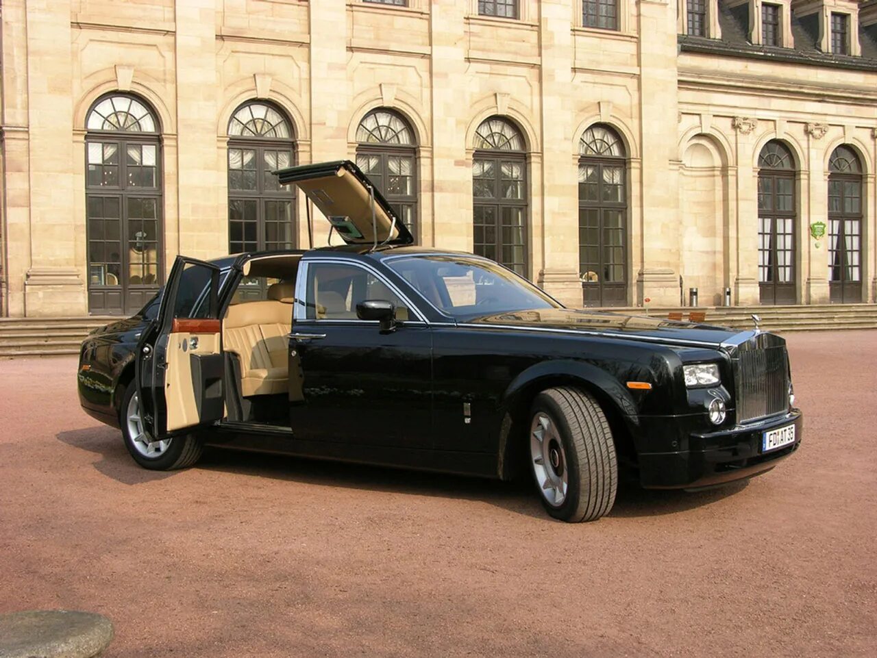 Авто роллс. Rolls Royce Phantom 2008. Роллс Ройс Фантом. Машина Rolls Royce Фантом. Rolls Royce Phantom 7.