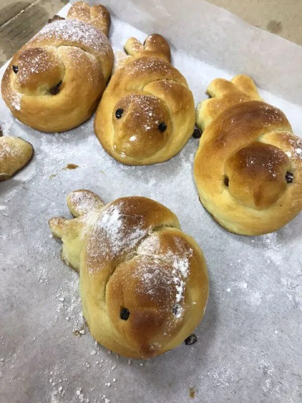 Булочки жаворонки из дрожжевого. Печь жаворонков. Как испечь жаворонки. Жаворонки печеные. Птицы из теста дрожжевого.