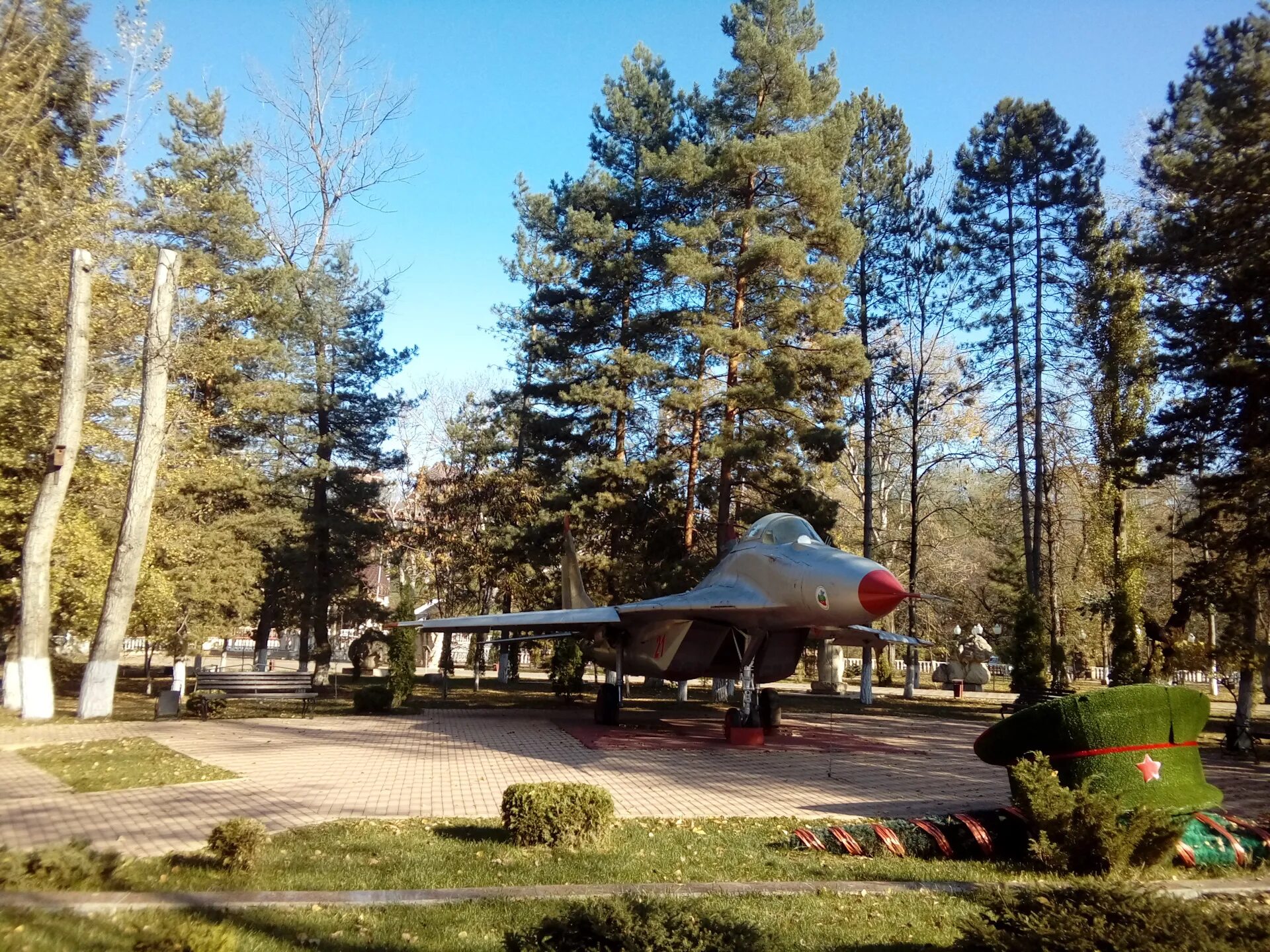 Черкесск парк зеленый остров. Черкесск парк культуры зеленый остров. ПКИО зеленый остров Черкесск. Аллея Черкесск зелёный остров.