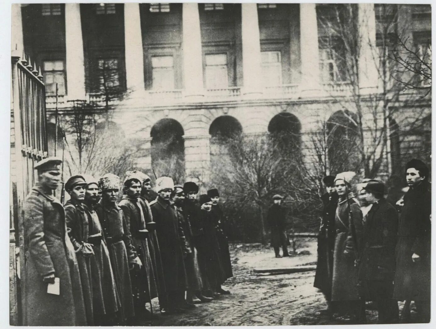 Смольный 1917. Красногвардейцы 1917 петроград. смольный в 1917 году. красная гвардия 1917.