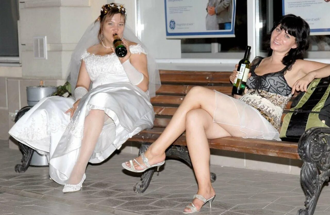 Под платьем на свадьбе. У невесты под платьем. Пьяные невесты. Тетки под юбкой