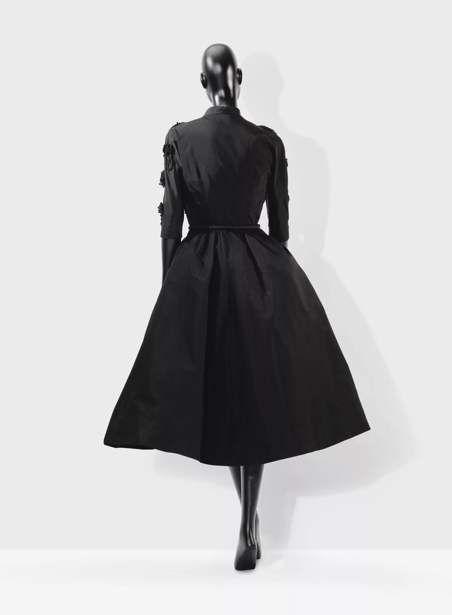 Balenciaga платье черное. баленсиага блэк дресс. платье баленсиага черное. баленсиага платья вечерние. маленькое черное платье коко шанель.