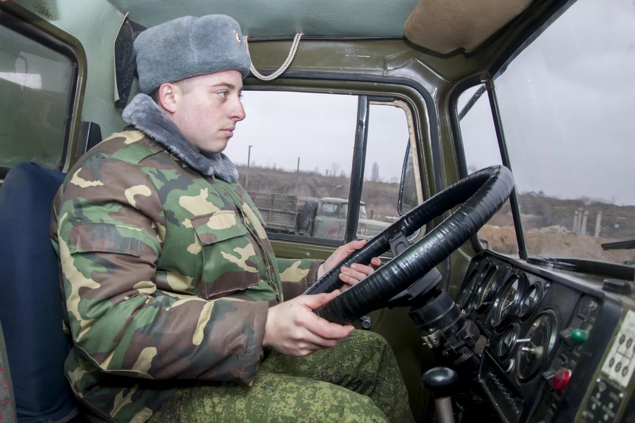 Водителю военного автомобиля. Военный водитель. Армейский водитель. Военный водитель в армии. Солдат водитель.