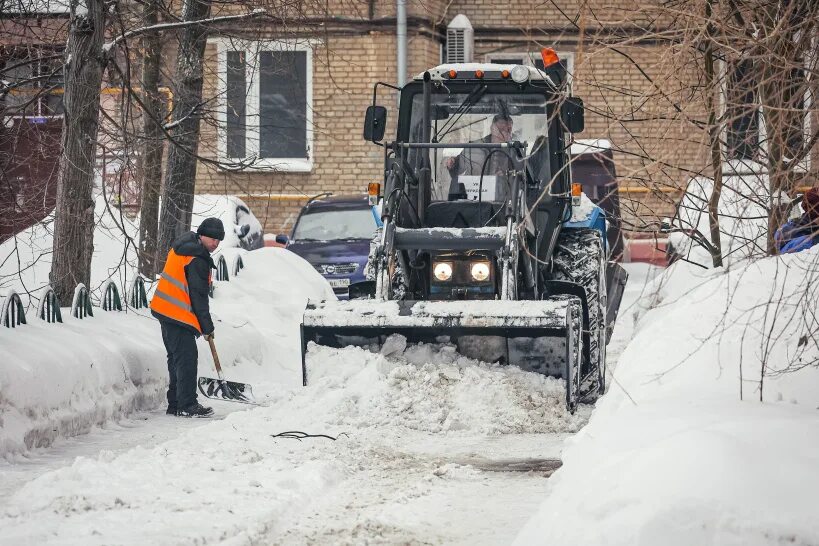 убирает снег. какая компания убирает снег. человек убирает снег. дворник убирает снег. уборка снега.