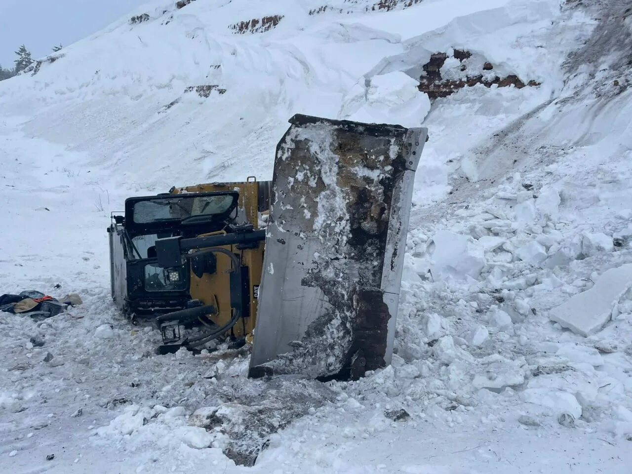 М5 новости сегодня. Бульдозер на трассе. Бульдозер снег. Бульдозер на склоне.