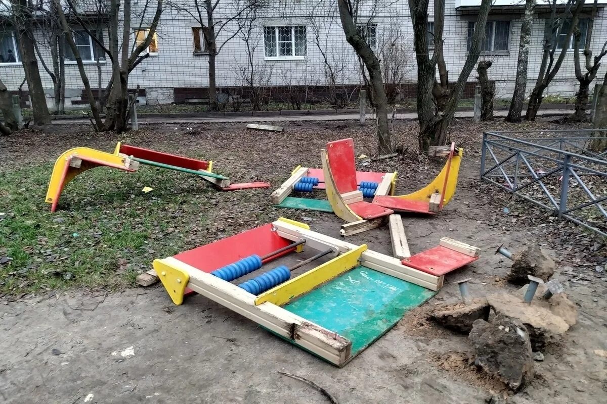 Ломают детскую площадку