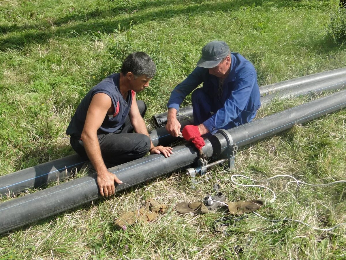 Сельских водопроводов. Трубы водоснабжения. Сети водоснабжения. Водопровод большой. Ремонт трубопровода.