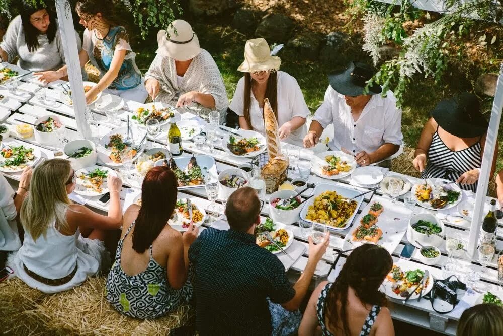 Long lunch. Кинфолк. Kinfolk Table. Фото в стиле Kinfolk. Кинфолк стиль интерьера.