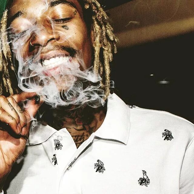 Wiz khalifa с косяком. Нигер с косяком. Негр курит. Нигер с травкой.