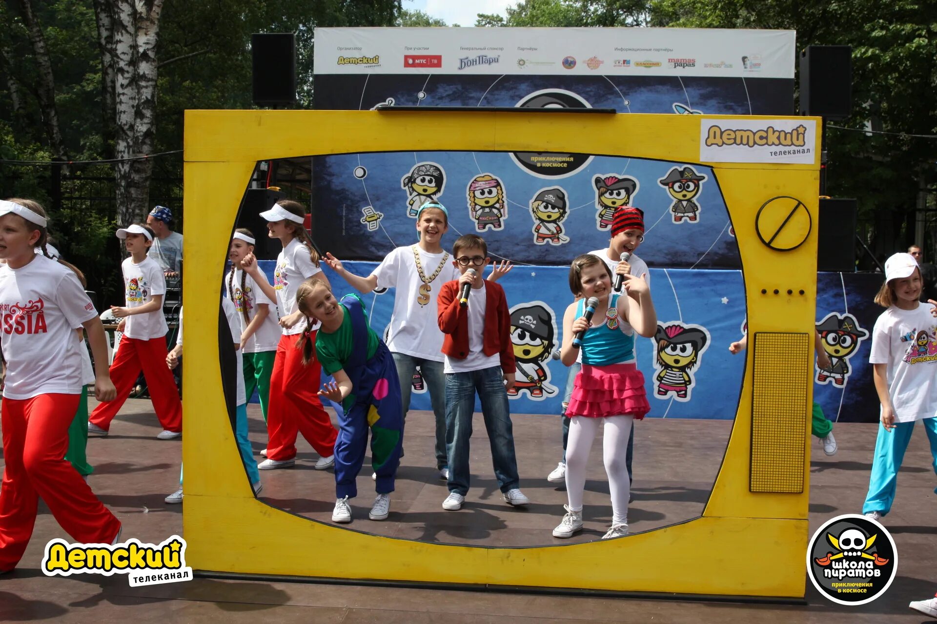 канал детский школа. телеканал детский. юный журналист. ребенок с видеокамерой. день детского телевидения.