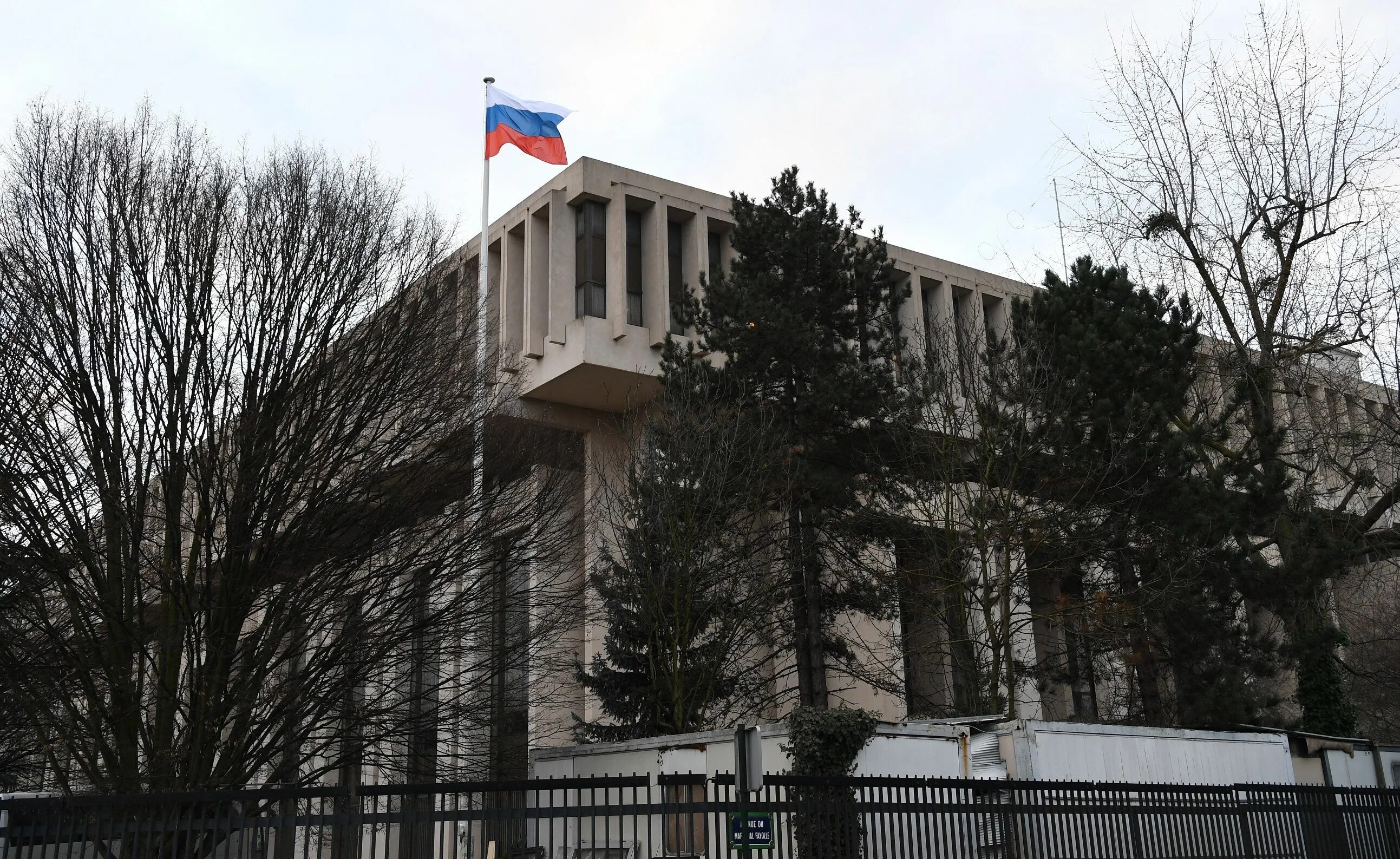 Русское посольство во франции. Французское консульство в москве. Русское посольство во франции. В российское посольство во франции обратился. Посольство украины во франции.