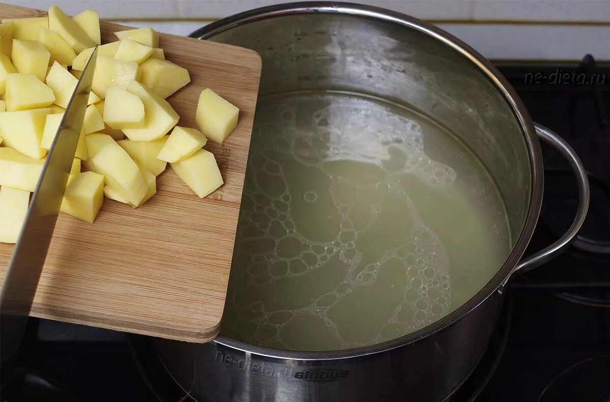 Картофель с бульоном. Нарезанная картошка в кастрюле. Картофель нарезанный кубиками в кастрюле. Кладем в кастрюлю картошку суп. Варить картошку в кипящей воде
