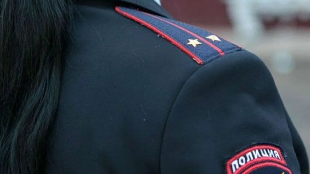 Девушки полицейские сзади. Девочка в военной форме без лица. Девушки в форме полиции со спины. Девушки в полицейской форме. Девушки в форме полиции со спины.