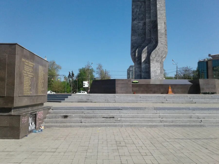 Площадь 10 апреля. Мемориал Крылья Победы. Памятник на площади 10 апреля Одесса. Памятник Крылья Победы в Одессе.