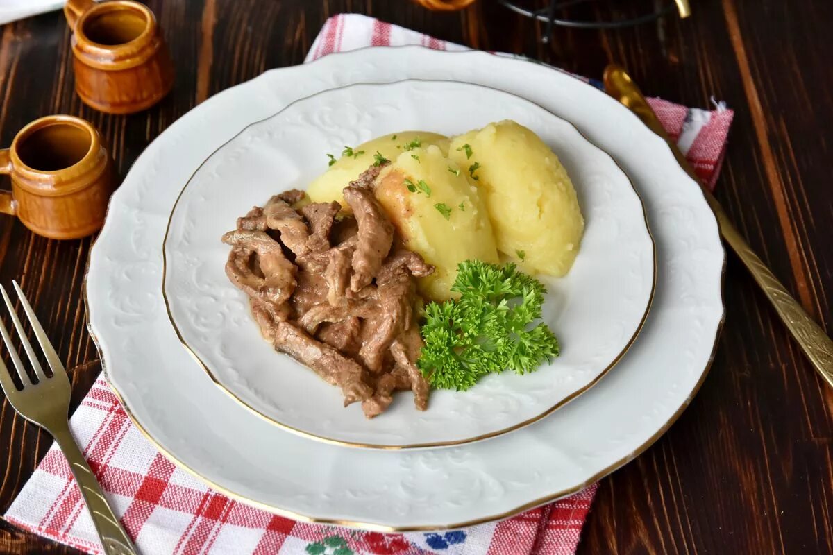 свинина тушеная в сметане. говядина в сметане рецепт. беф-строганов бефстроганов. говядина в сметане на сковороде. говядина с шампиньонами.