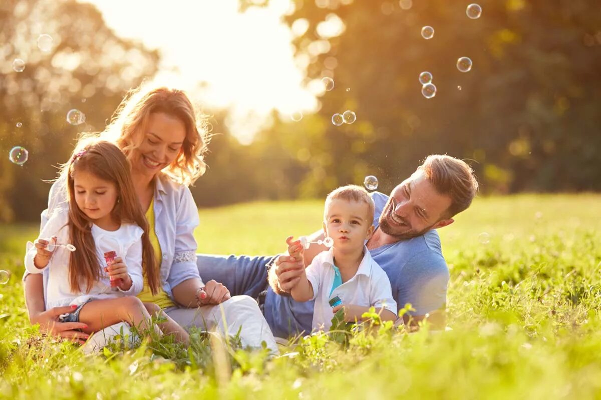 Like a big family. Счастливая семья. Счастливый ребенок. Счастливые дети и родители. Красивая семья.