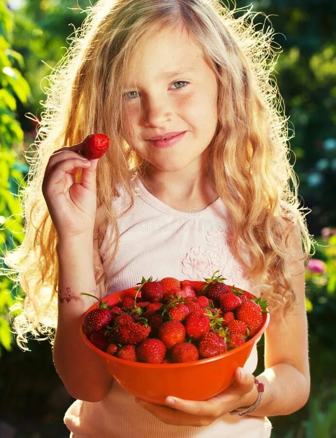 Девочка с клубникой. Девочка с земляникой. Фотосессия с земляникой. Девушка ест ягоды.