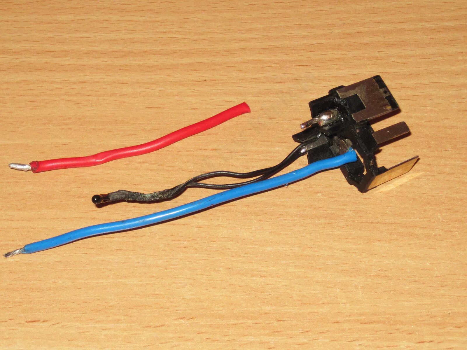 температурный датчик skyrc. термодатчик в аккумуляторе шуруповерта макита. Toyota rav4 1998 клема аккумулятора. Toyota estima ahr20 аккумулятор. термодатчик аккумулятора.