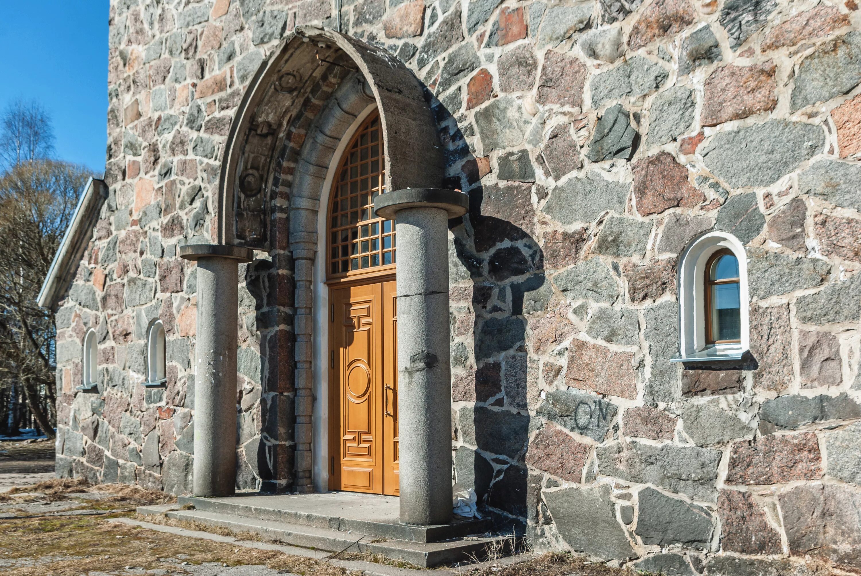 ленина 38 приозерск. арсенал в крепости. входные уличные двери с терморазрывом. дверь входная двухстворчатая. дверь межкомнатная белая 600х2000 эстет.