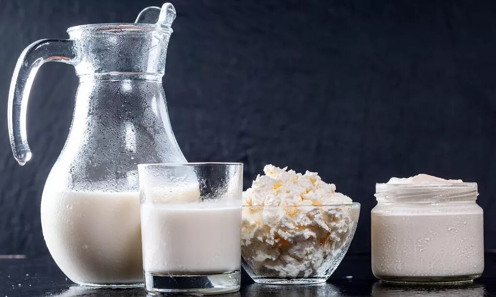 Молоко из миндаля. Молочные продукты. Молочные продукты на голубом фоне. Концептуальный натюрморт. Молоко домашнее.