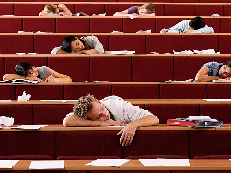 Подростки в школе. Не хочу учиться в институте что делать. Ученик над книгой. Трудности в учебе. Не хочу учиться в институте что делать.