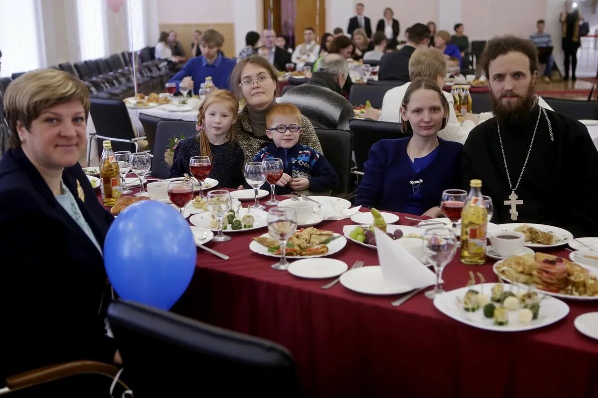 Многодетная семья псков. Вручение машин многодетным псков. Псков семья короплясоаых. Многодетная фотосессия. Семья псков.