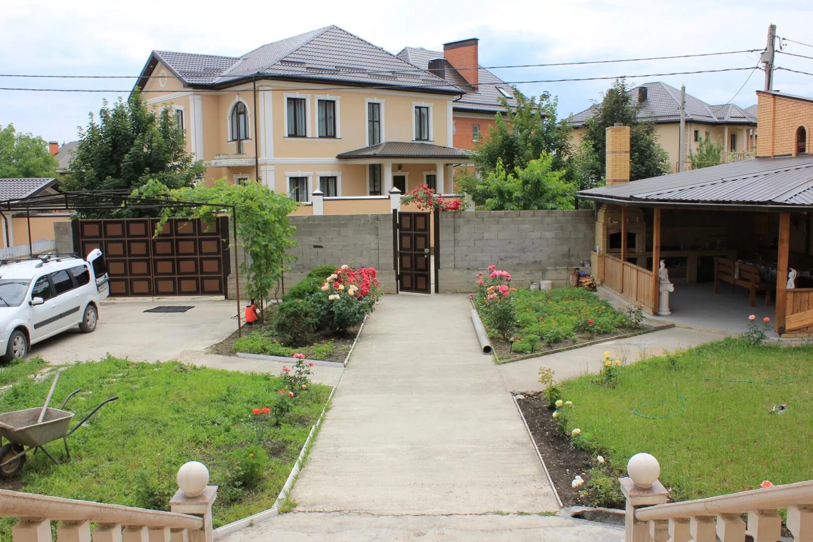 дом в ессентуках. гагарина 68 ессентукская. частные дома ессентуки. коттеджный поселок ессентуки. самый дорогой дом в ставрополе.