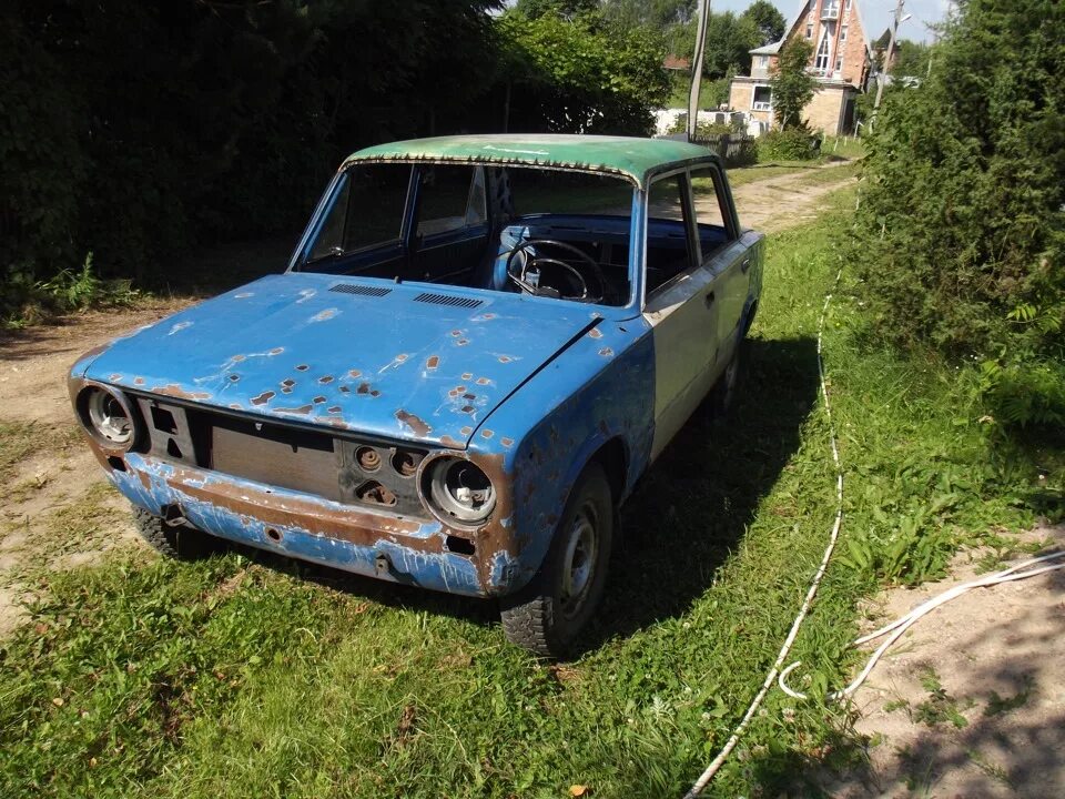 Старые автомобили ваз. Жигули ВАЗ 2101 ржавая. Ржавая Жигули 2106. ВАЗ 2106 гнилая.