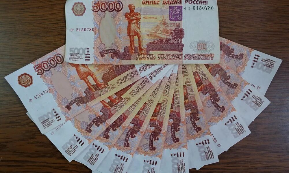 5 000 рублей в суммах. Пятитысячная купюра. настоящие деньги. 50 тысяч рублей. 5 тысяч рублей.