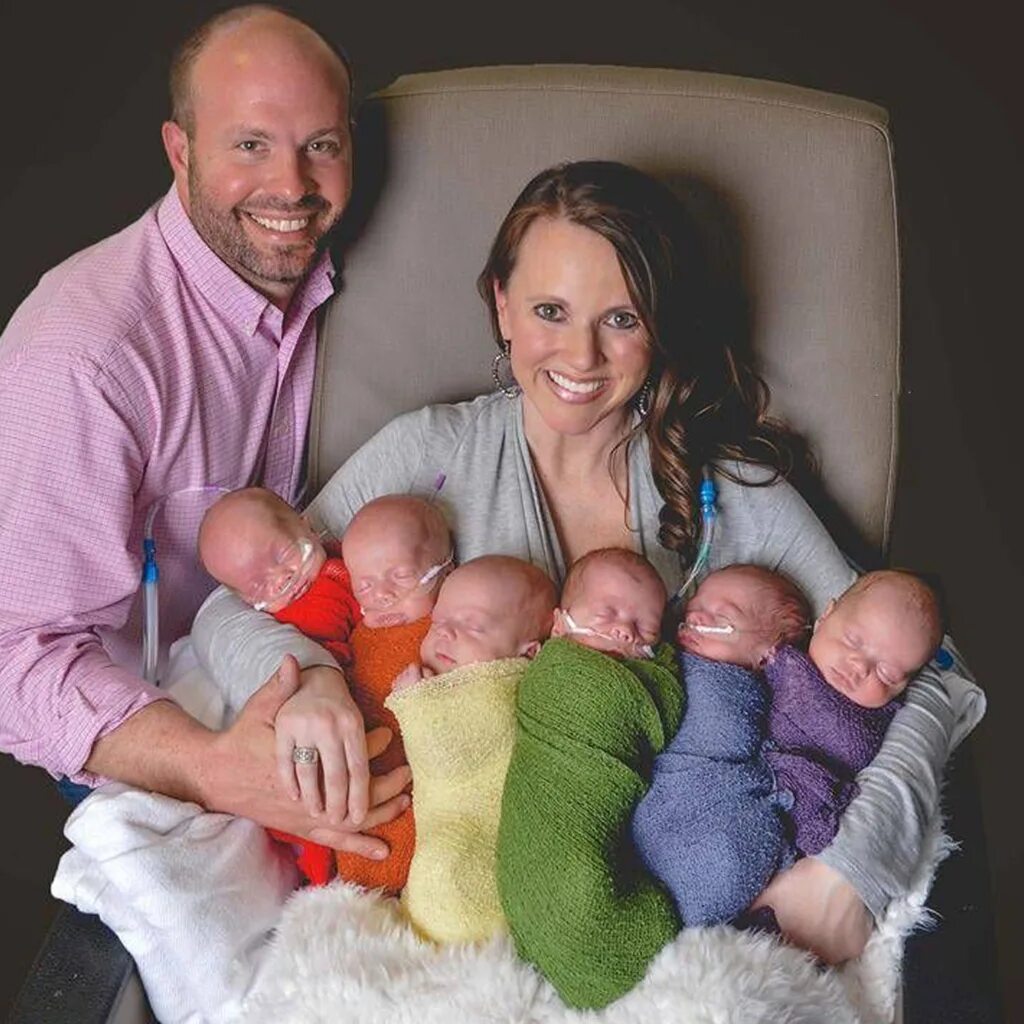 Как рождается семья. Как женщина рожает ребенка. Семья пятеро детей. Мужчина с кучей детей. Как рождается семья.