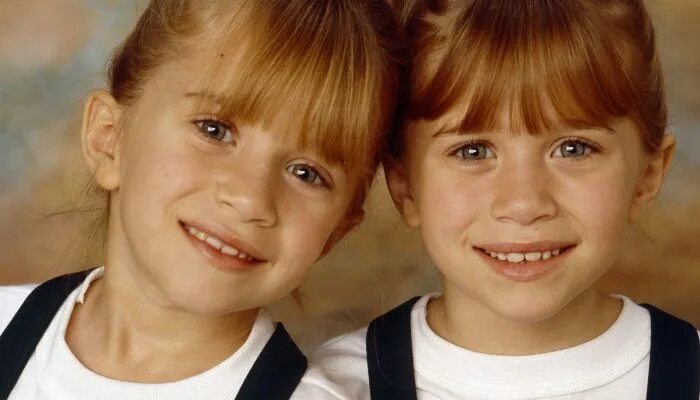 Сёстры Olson в детстве. Самые известные Близнецы. Сестры оушен фото в детстве. Две. Близняшки. Фото с. зубами.