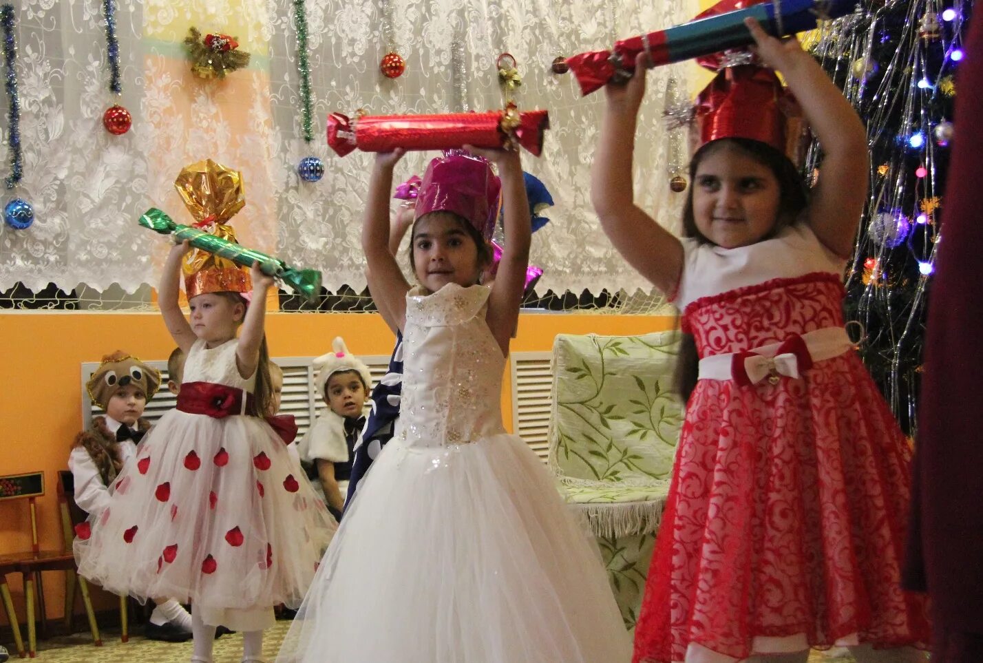 Конфетка выступление. Наряд конфетки для девочки. Танец мы ваши детки конфетки. Образ девочки конфетки на утренник. Конфетка выступление.