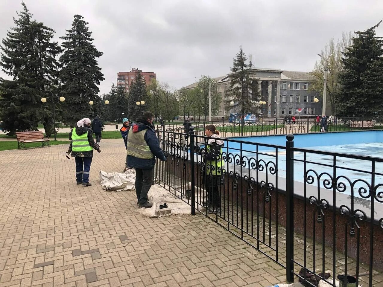 Самооборона г горловка. Сквер юбилейный. сквер с фонтаном. сквер энергетиков горловка. тротуар сквер клумбы.