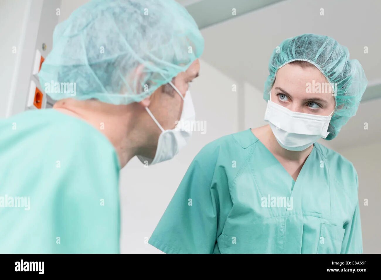 Surgeons performs performing perform operation