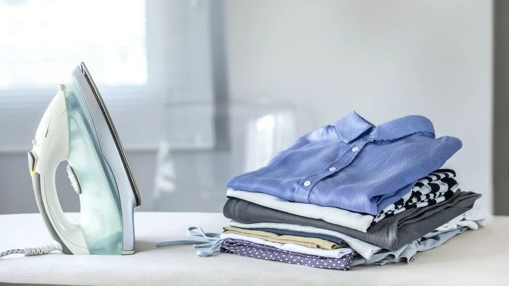 Гладить вещи. Глажка постельного белья. Гладить белье. Глажка утюгом. Стопка выглаженного белья.