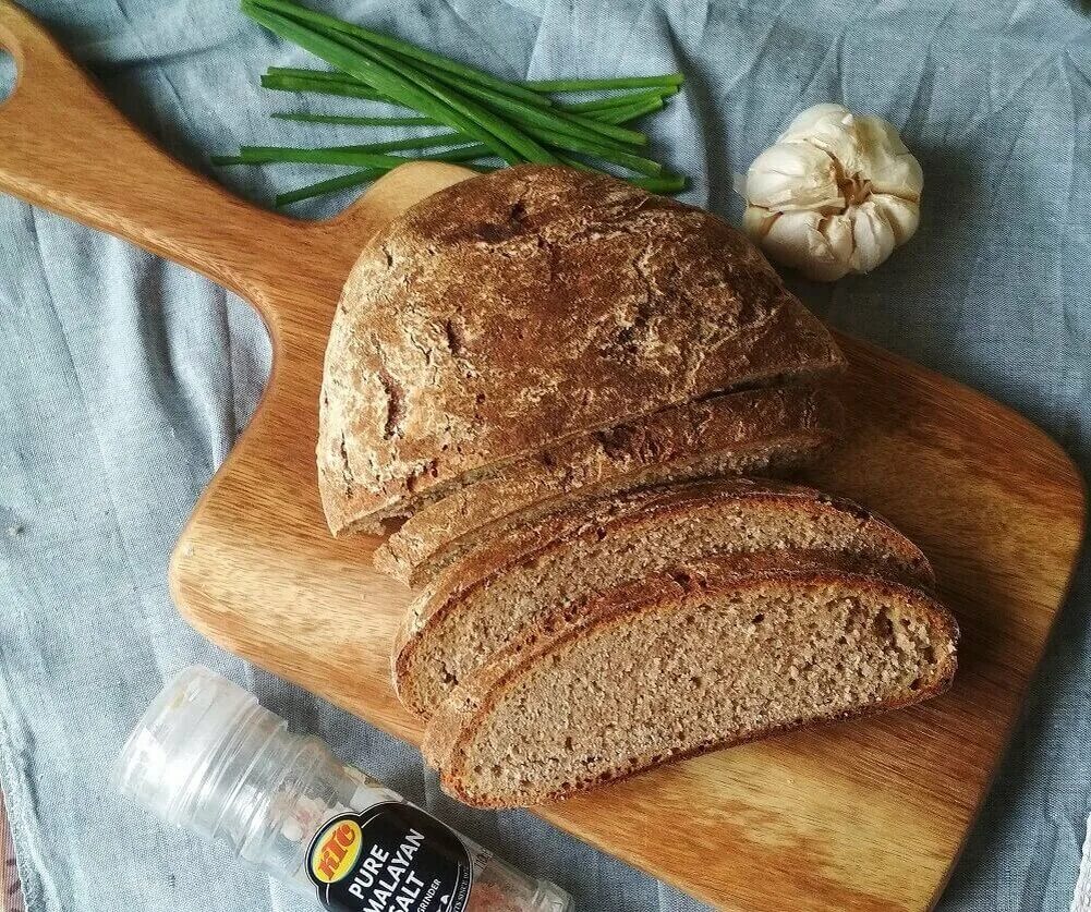 Рецепт пшенично ржаного хлеба в домашних условиях. Ржано-пшеничный хлеб. Ржано-пшеничный хлеб на закваске. Ржаной и ржано-пшеничный хлеб. Хлеб ржано пшеничный подовый.