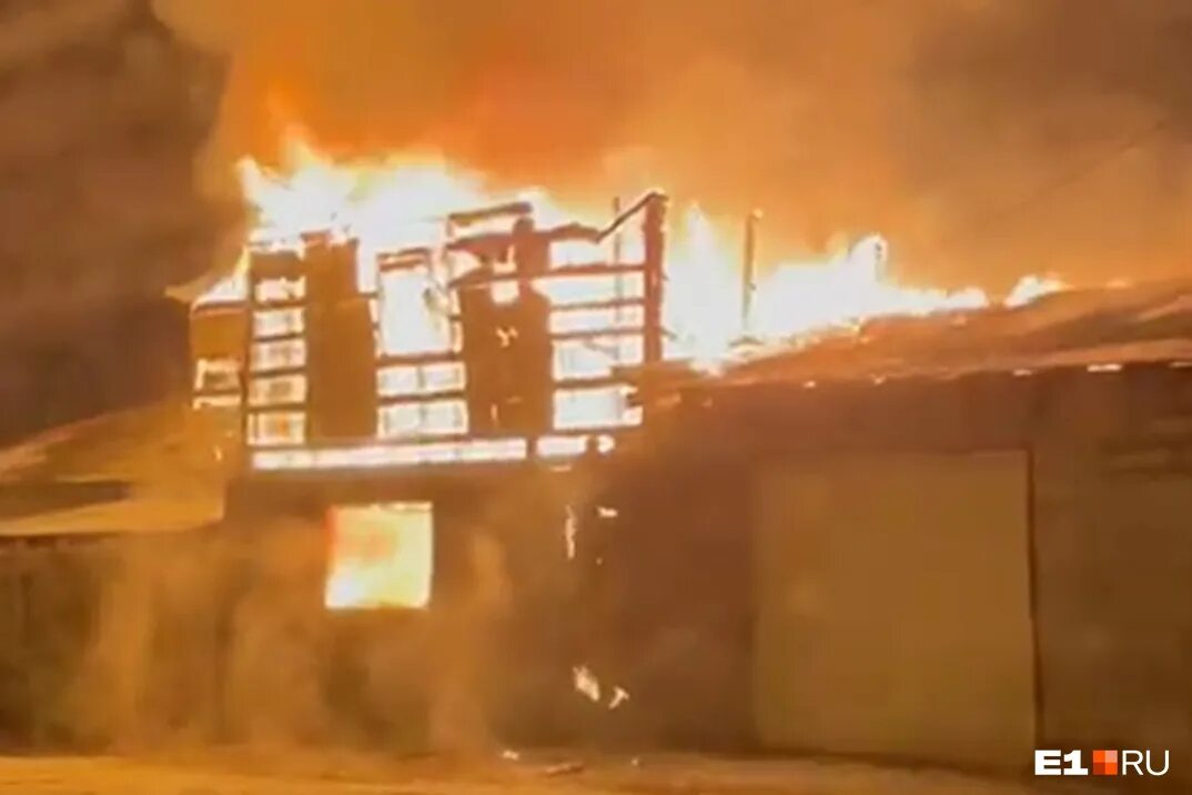 Burning california. Пожар в бизнес-центре "гранд сетунь плаза". Пожар в сетунь плаза в москве. Запад горит. Пожар в бизнес-центре "гранд сетунь плаза".