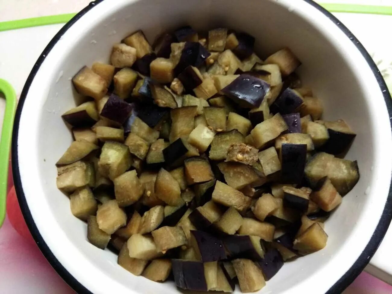 Баклажаны чистить перед жаркой. Баклажаны вареные кусочками. баклажаны отварные с. почистить баклажаны. как чистить баклажаны.
