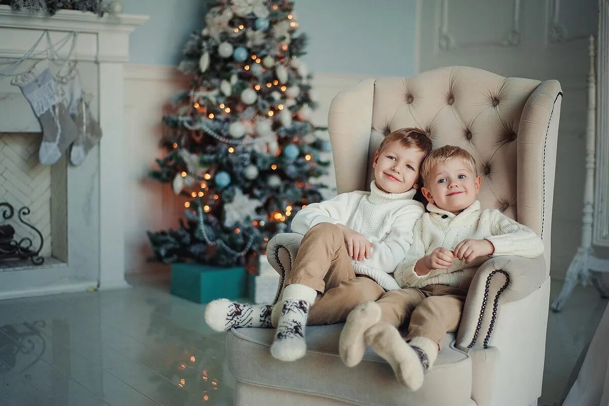 Новогодняя семейная фотосессия в студии. Новогодняя фотосессия семейная образы. Новый год семья. Новогодняя фотосессия семьи в студии. Новая мама и новый брат