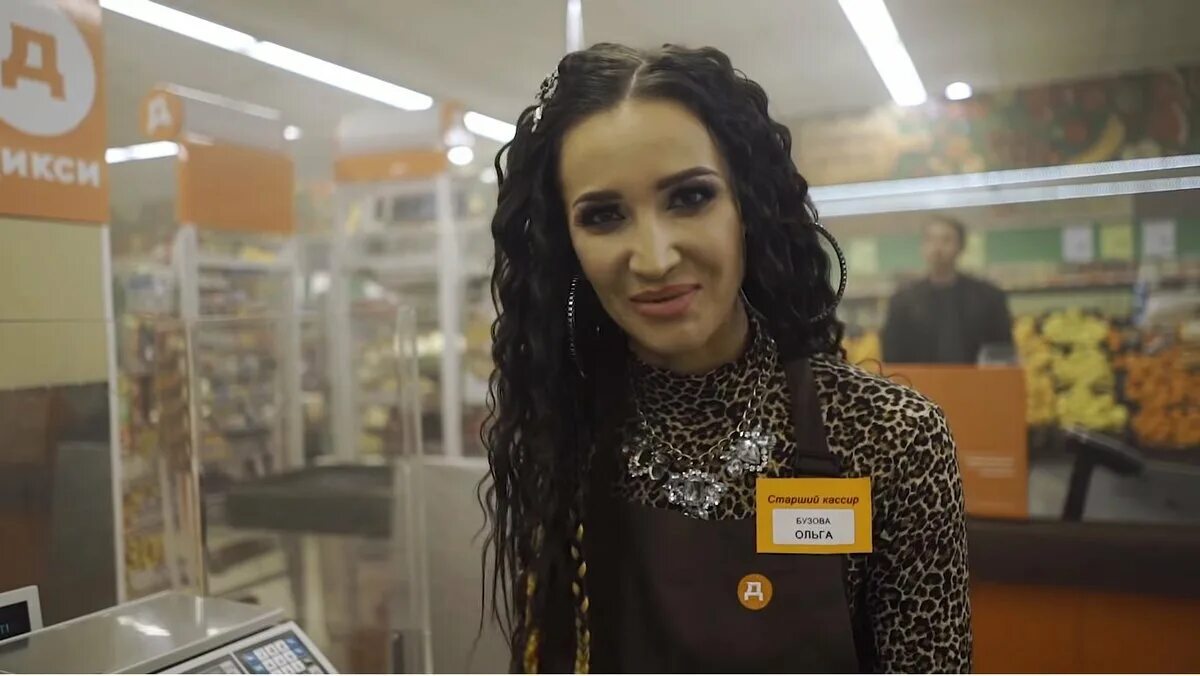 Кассир в супермаркете. Галя отмена. Касса в супермаркете. Кассир мемы смешные. Кассирша.