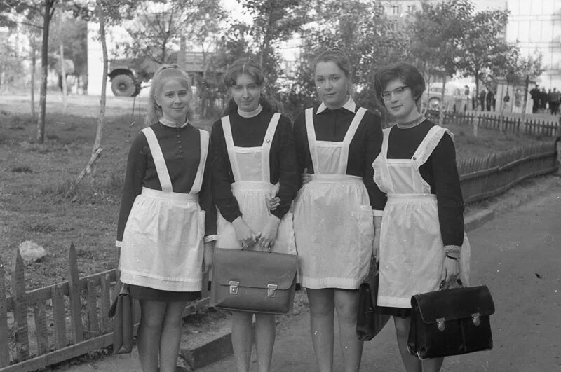 Школа ссср 60х. Школа ссср 70-е. Советская школьная форма. Советские школьницы. Schoolgirls 1970.