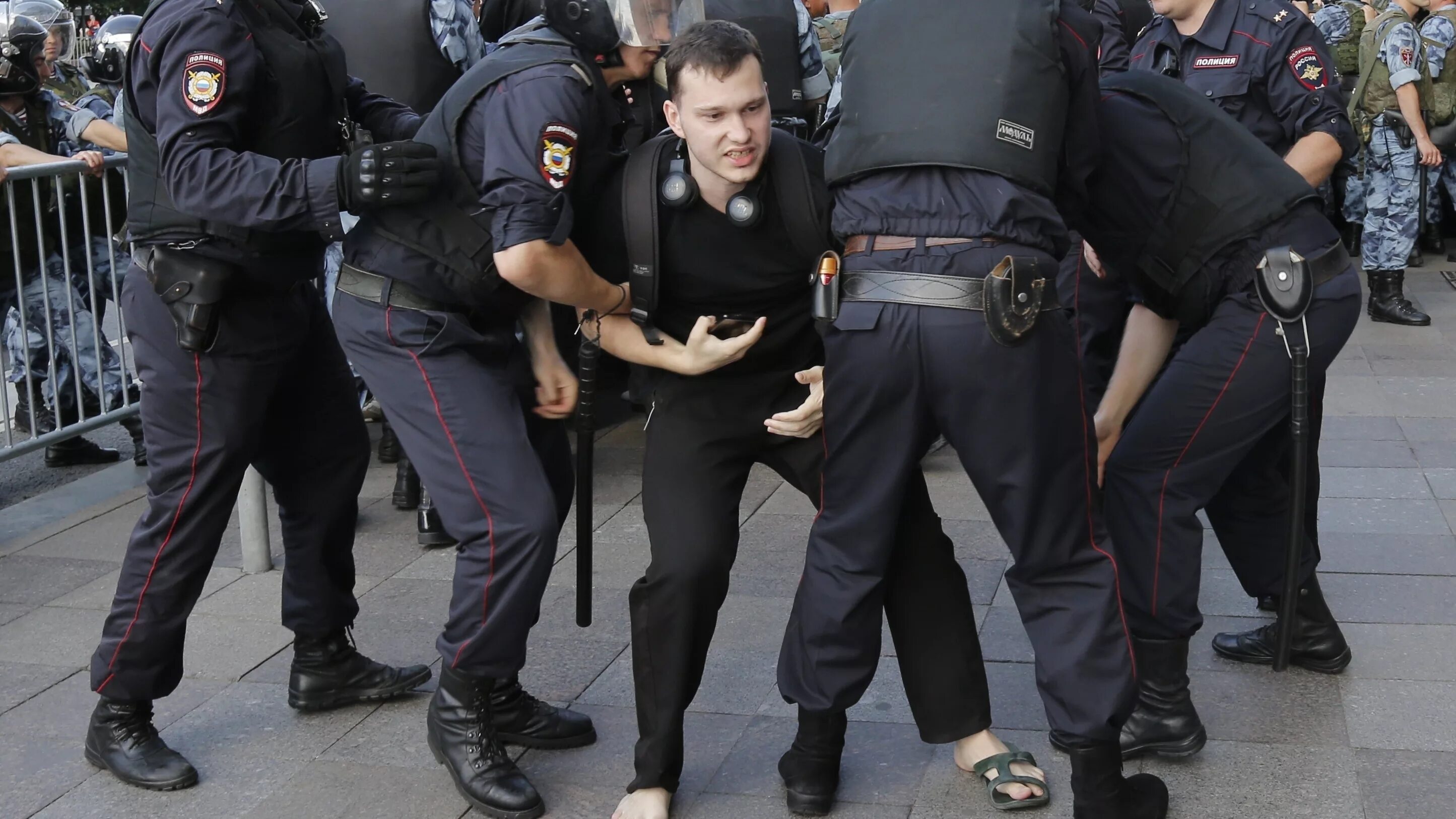 Арест государство. Задержание полицейского. Арестованные полицейские.