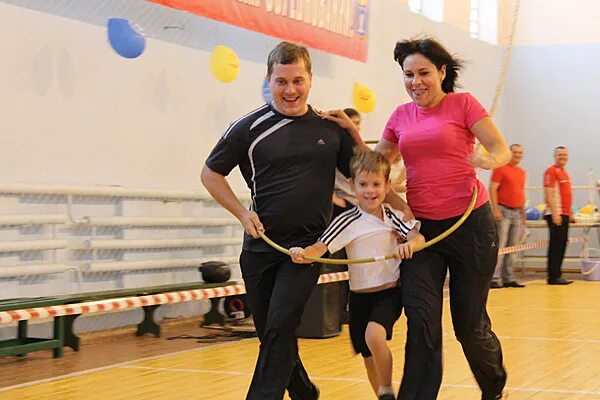 Спортивный праздник для мам. Спортивная семья. Спортивные соревнования с родителями. Мама папа я спортивная семья. Семейные эстафеты папа мама я спортивная семья.