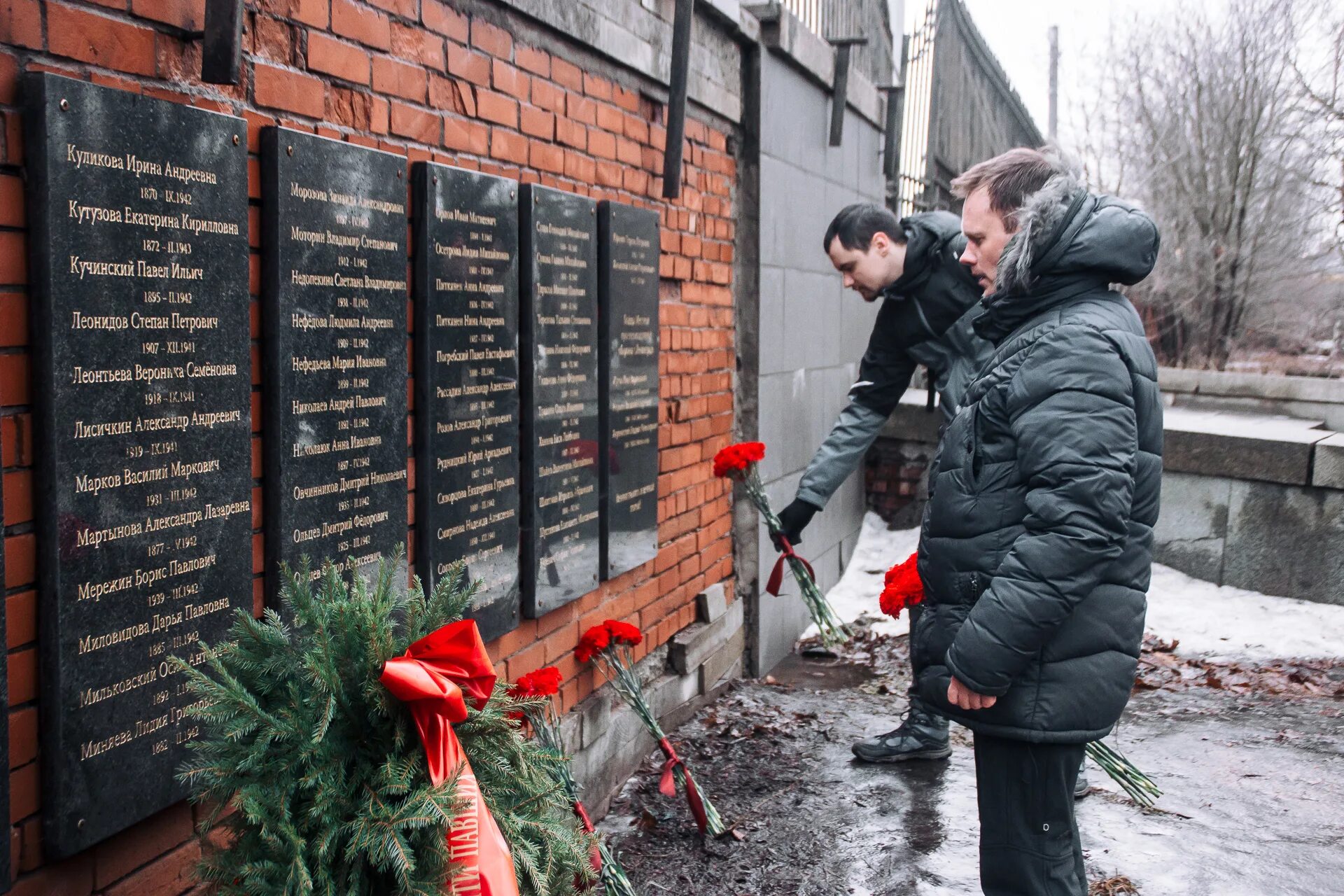 Сколько людей умерли в блокаде. Прорыв блокады Ленинграда. Мемориальная доска погибшим ленинградцам.