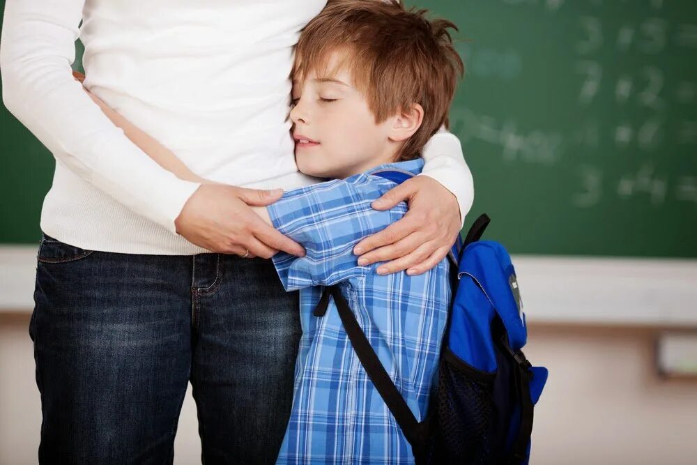 Мальчик устал. Школьники идут. Расстроенный ученик. Не хочу идти в 10 класс. Зачем носить очки.