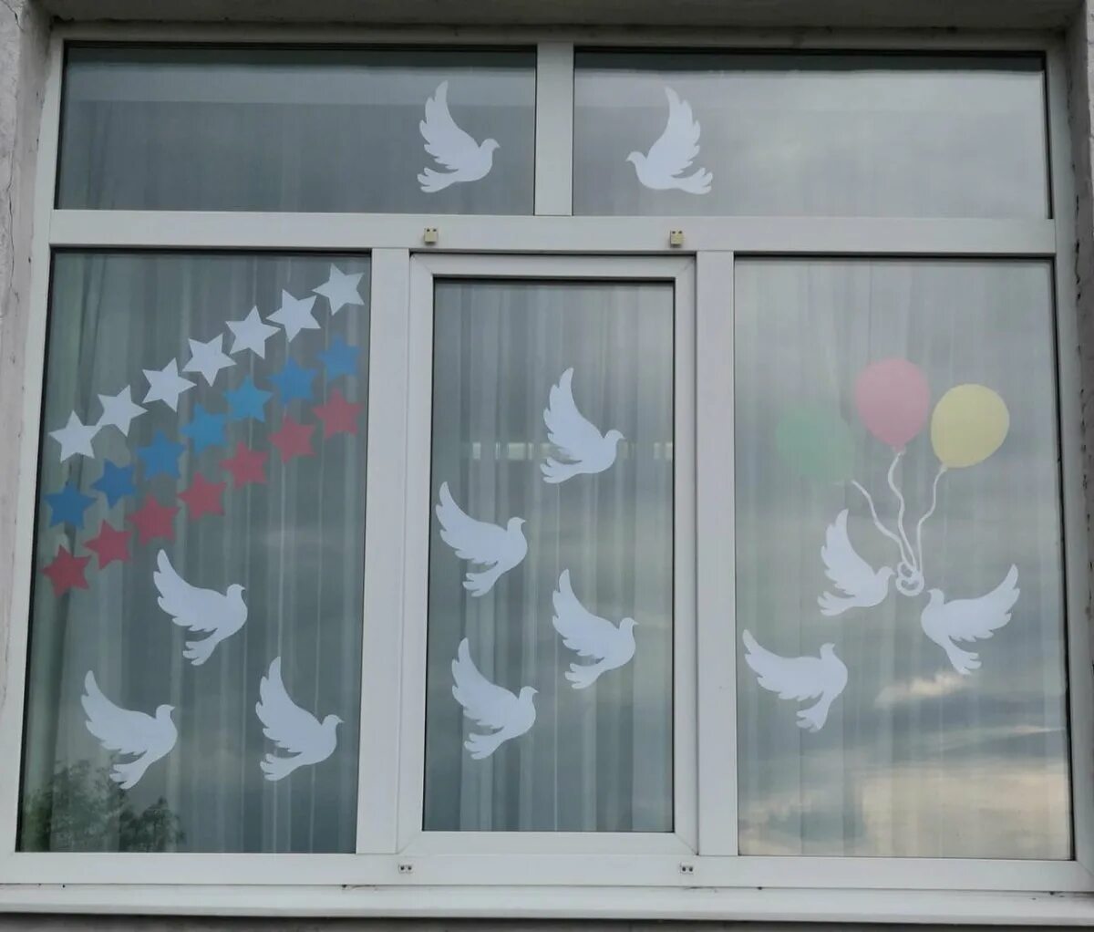 Украсить окна крым россия. Украшение окон весной в детском саду. Украшение окон к 12 июня в детском саду.
