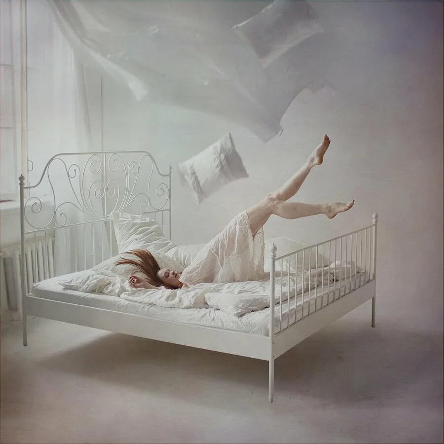 Анка Журавлева фотограф левитация. Анка Журавлева фотографии левитация. Девушка падает на кровать. Летать во сне.