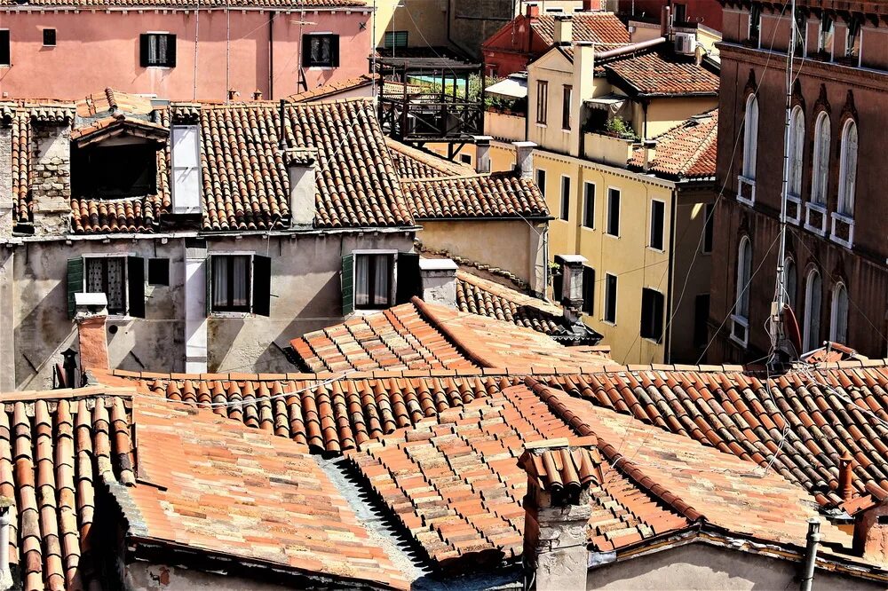 Итальянские крыши Италия черепичные. Старая Черепичная крыша Италия. Италия крыши Умбрия. Черепицы город